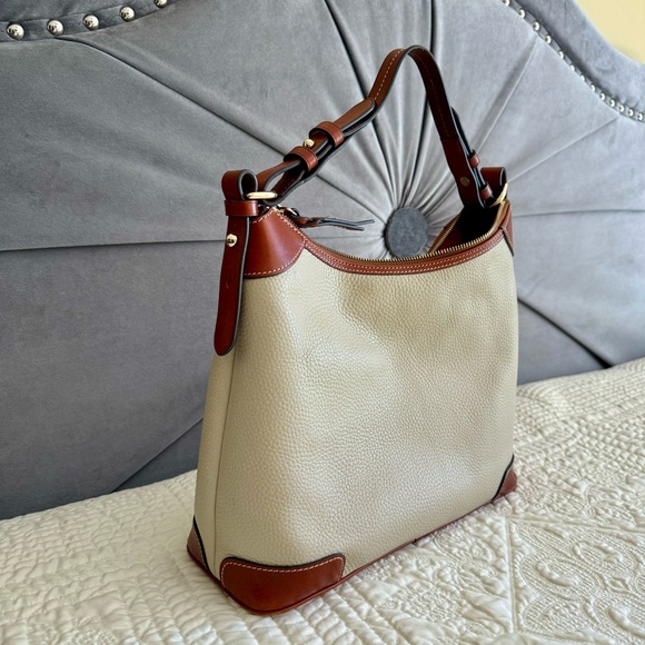 Beautiful Dooney & Bourke Pebble Grain Hobo Purse - Picture 3 of 8